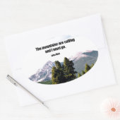 Die Berge rufen und ich muss gehen. Ovaler Aufkleber (Umschlag)