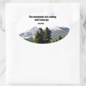 Die Berge rufen und ich muss gehen. Ovaler Aufkleber (Tasche)