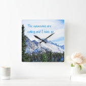 Die Berge rufen und ich muss gehen Quadratische Wanduhr (Zuhause)