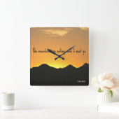 Die Berge rufen und ich muss gehen. Quadratische Wanduhr (Zuhause)