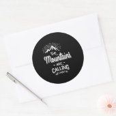 Die Berge rufen und ich muss gehen Runder Aufkleber (Umschlag)