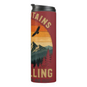 Die Berge rufen und ich muss gehen Thermosbecher (Nach rechts gedreht)
