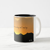 Die Berge rufen und ich muss gehen. Zweifarbige Tasse (VorderseiteRechts)