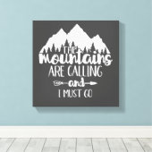 Die Berge rufen und ich muss grau weiß werden Leinwanddruck (Insitu (Holzboden))