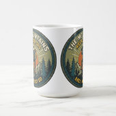Die Berge rufen Vintage-Wanderabzeichen Kaffeetasse (Mittel)