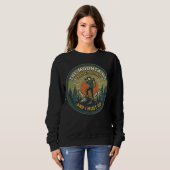 Die Berge rufen Vintage-Wanderabzeichen Sweatshirt (Vorne ganz)