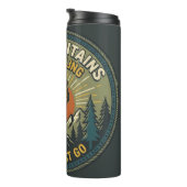Die Berge rufen Vintage-Wanderabzeichen Thermosbecher (Nach rechts gedreht)