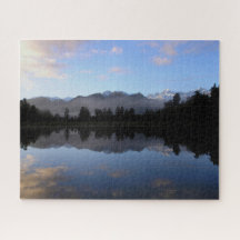 Die Berge spiegeln den Mathesesee über Neuseeland