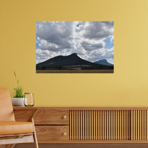 Die Berge Sturgeon und Abrupt unter dramatischen W Poster
