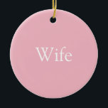 Die beste Ehefrau der Welt - Girly Pink Keramik Ornament<br><div class="desc">Personalisieren Sie für Ihre besondere Ehefrau,  um ein einzigartiges Geschenk für Geburtstage,  Jahrestage,  Hochzeiten,  Weihnachten oder jeden Tag,  den Sie gewollt,  um zu zeigen,  wie viel sie für Sie bedeutet. Ein perfekter Weg,  ihr zu zeigen,  wie phantastisch sie jeden Tag ist. Entwickelt von Thisisnotme©</div>