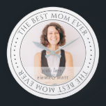 Die beste Mama für das moderne klassische Foto Große Wanduhr<br><div class="desc">Dieses einfache und klassische Design besteht aus Serifentypografie und fügt ein benutzerdefiniertes Foto hinzu. "Die beste Mama je" umkreist das Foto deiner Mutter,  Mutter,  Mutter etc.</div>