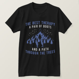 Die beste Therapie Ein Paar Stiefel Wandern T-Shirt