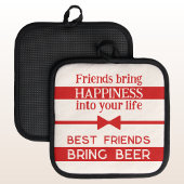 Die besten Freunde bringen Bier rot mit Topflappen