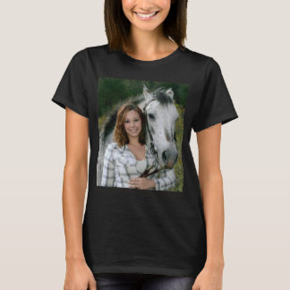 Die besten Freunde des jungen Mädchens mit ihrem P T-Shirt