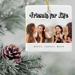 Die besten Freunde des weißen Fotos Keramikornament<br><div class="desc">Ein Geschenk für Ihre besten Freunde zu Geburtstagen,  Weihnachten oder einem besonderen Ereignis. Schwarzer Text: Friends for Life,  geschrieben mit einem trendigen Stil Skript. Personalisieren und verwenden Sie Ihr eigenes Foto und Ihre eigenen Namen. Ein schick weißer Hintergrund.</div>