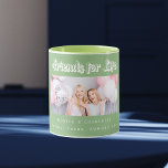 Die besten Freunde Foto Salbei Tasse<br><div class="desc">Ein brauner Hintergrund. Personalisieren und fügen Sie Ihr eigenes Foto,  Auswahl Ihrer besten Freunde(s) Ihren Namen und Ort der Veranstaltung. Der Text: Friends for Life ist mit einem modernen Stilskript geschrieben. Perfekt als Geschenk für sich selbst oder als Geburtstag- oder Weihnachtsgeschenk für Ihre Freunde.</div>