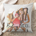 Die besten Freunde für immer Besties Personalisier Kissen<br><div class="desc">Besties Forever ... . Feiern Sie Ihre beste Freundin und Freundschaft mit einem maßgeschneiderten Foto-Sake-Kissen. Ob Geburtstag oder Weihnachten - dieses Kissen der besten Freunde ist ein wunderbares Geschenk, das noch viele Jahre lang ein Schatz sein wird. Das Kissen ist zweiseitig, sodass Sie auf jeder Seite verschiedene Fotos machen können....</div>