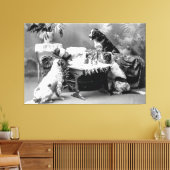 Die besten Freundinnen kümmern sich um sie, währen Leinwanddruck (Insitu (Wohnzimmer))