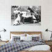 Die besten Freundinnen kümmern sich um sie, währen Leinwanddruck (Insitu (Schlafzimmer))