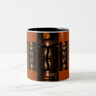 Die bezaubernde Mond-Göttin-Tasse Zweifarbige Tasse