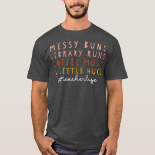 Die Bibliothek von Messy Buns führt Kaffeetassen u T-Shirt