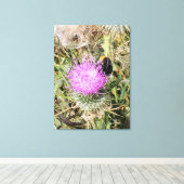 Die Biene auf dem lila Siegel. Leinwanddruck (Insitu (Holzboden))