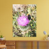 Die Biene auf dem lila Siegel. Leinwanddruck (Insitu (Wohnzimmer))