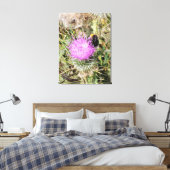 Die Biene auf dem lila Siegel. Leinwanddruck (Insitu (Schlafzimmer))
