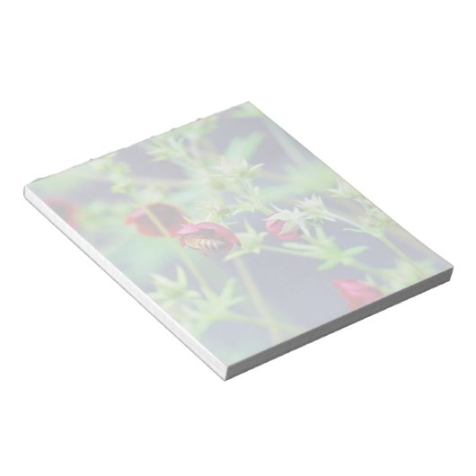 Die Biene mit der roten Blume Notizblock (angewinkelt)