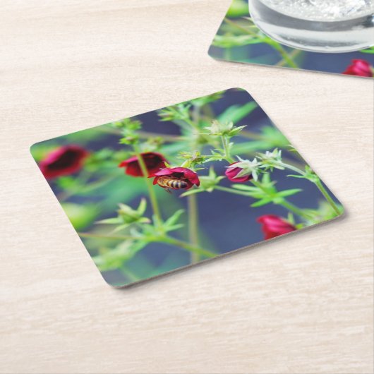 Die Biene mit der roten Blume Rechteckiger Pappuntersetzer (angewinkelt)