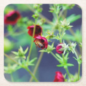 Die Biene mit der roten Blume Rechteckiger Pappuntersetzer (Vorderseite)