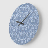 Die blaue Ethnic-Floral Print Round Wall Uhr (Winkel)