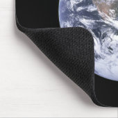 "Die blaue Marmor" Erde scheint von Apollo 17 Mousepad (Ecke)