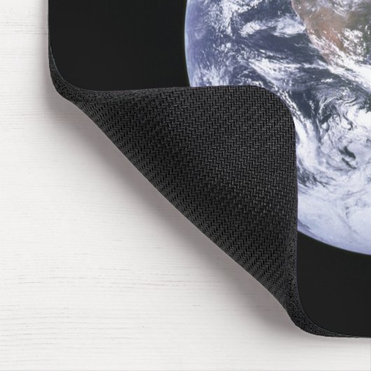 "Die blaue Marmor" Erde scheint von Apollo 17 Mousepad (Ecke)