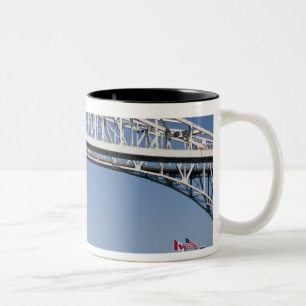 Die Blaue Wasserbrücke ist eine zweispurige Brüc Zweifarbige Tasse