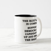 DIE BLAUE WAVE KOMMT! ZWEIFARBIGE TASSE (VorderseiteRechts)