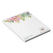 Die blühende schicke Minze und das blütenfarbene,  Notizblock (angewinkelt)