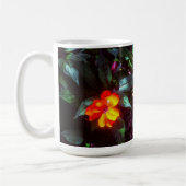 Die Blume leuchtet bei Sonnenlicht Kaffeetasse (Links)
