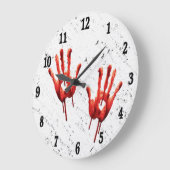 Die blutleere Hand druckt die schwarze Zahlenhalte Große Wanduhr (Winkel)