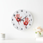 Die blutleere Hand druckt die schwarze Zahlenhalte Große Wanduhr (Zuhause)