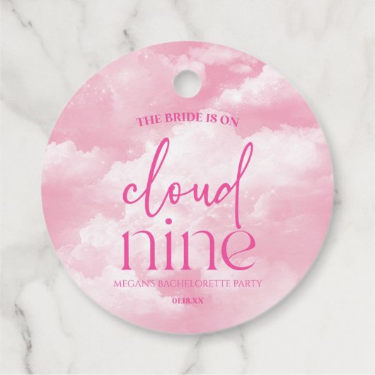 Die Braut ist auf einem wolkigen, neunfarbigen Jun Geschenkanhänger (Rückseite)