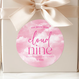 Die Braut ist auf einem wolkigen, neunfarbigen Jun Runder Aufkleber