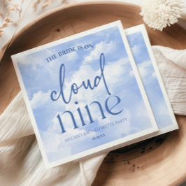 Die Braut ist auf neun Junggeselinnen-Abschied wol Serviette