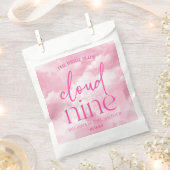 Die Braut ist auf wolkigen neunfarbigen Brautparty Geschenktütchen (Ausgeschnitten)