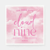 Die Braut ist auf wolkigen neunfarbigen Brautparty Serviette (Vorderseite)