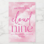 Die Braut ist auf wolkigen neunfarbigen Brautparty Weinetikett (Einzelnes Label)