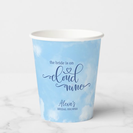 Die Braut steht auf Cloud 9 Pappbecher (Rückseite)