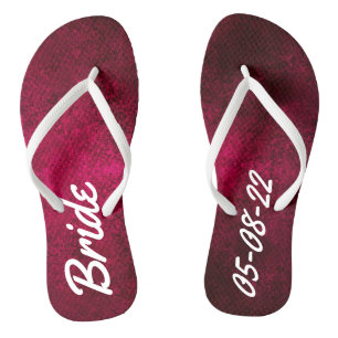 Die Braut und das Datum mit dem Titel Ruby Red Pin Badesandalen
