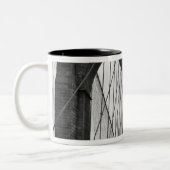 Die Brooklyn-Brücke in New York City Zweifarbige Tasse (Links)