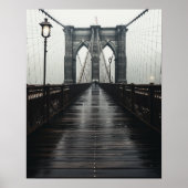 Die Brooklyn-Brücke in Schwarz-Weiß im Nebel Poster (Vorne)